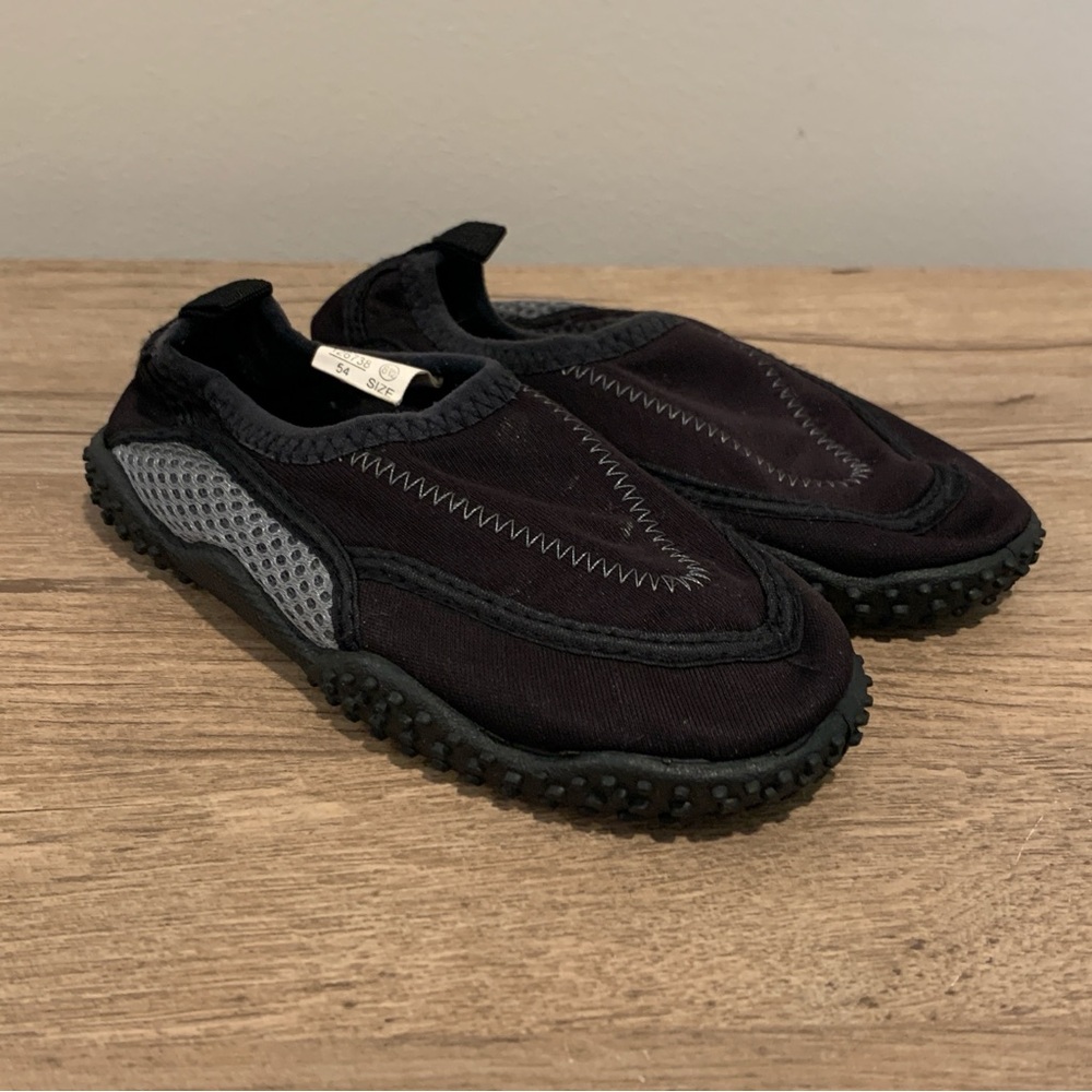 Airwalk toddler water shoes size 8.5 for little boy or girl